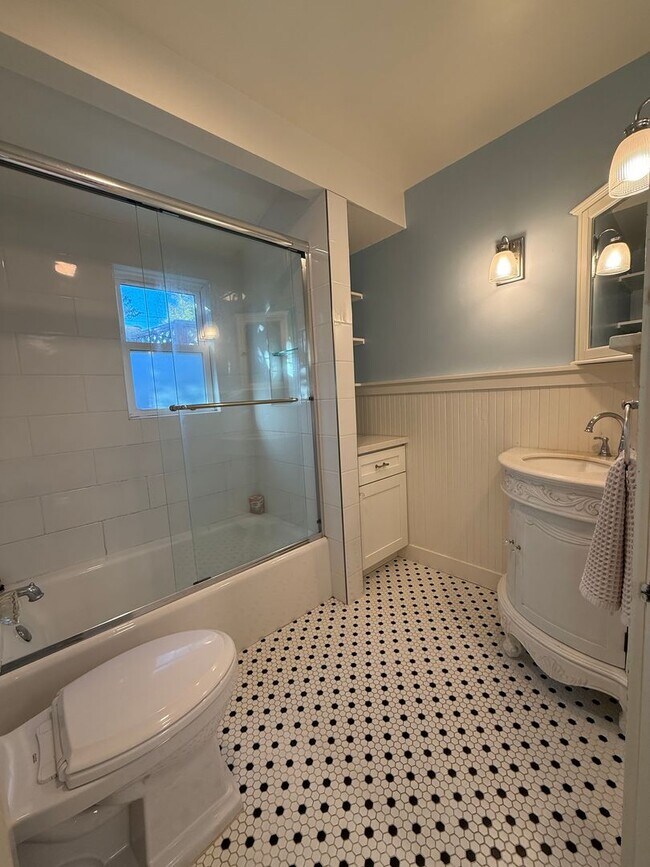 Building Photo - 323 Mountain View Ave