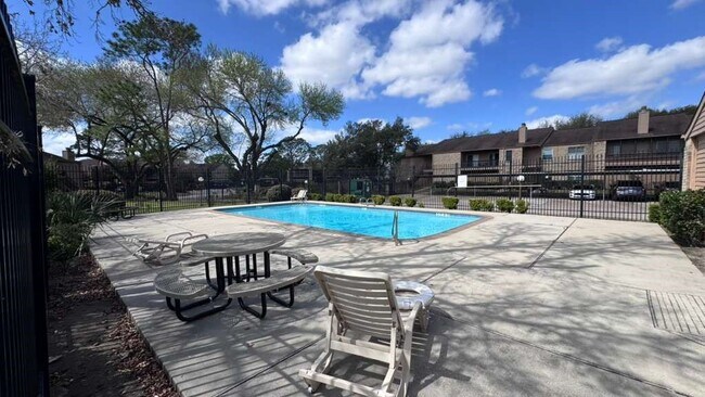 Building Photo - 10555 Turtlewood Ct