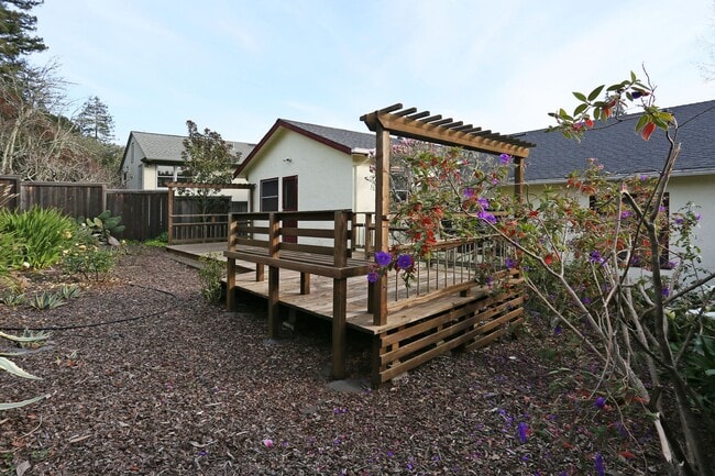 Building Photo - Charming single-story 2BR/1BA home in Mill Valley, Back yard, Storage, Front Porch (11 Alta Vista...