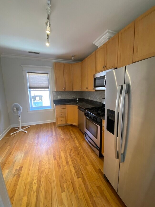 Building Photo - 1156 W Cornelia Ave