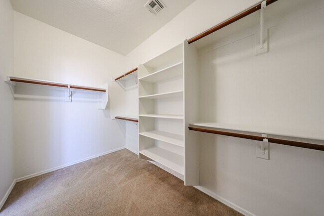 Building Photo - Welcome to this stunning 3-bedroom, 2-bath...