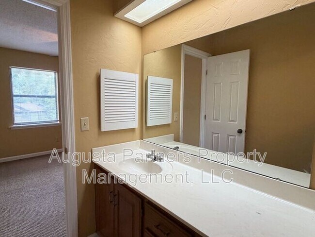 Building Photo - 3148 Vlg W Dr