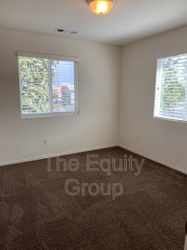 Building Photo - 2218 W Lark Ave