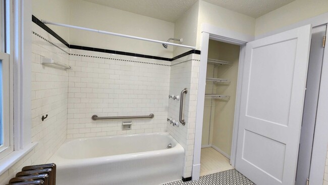 Building Photo - Now showing! Updated 4BR  1 bath house!