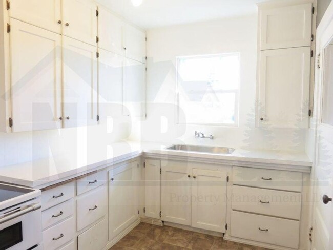 Building Photo - Stunning 2 bd 1 ba House with a basement a...