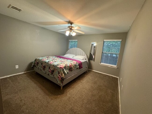 Building Photo - Nice 3 bedroom 2 Bath One Story Home