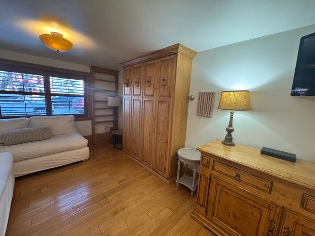 Building Photo - 119 E Cooper Ave