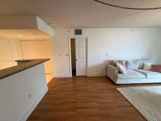 Building Photo - 1155 Brickell Bay Dr