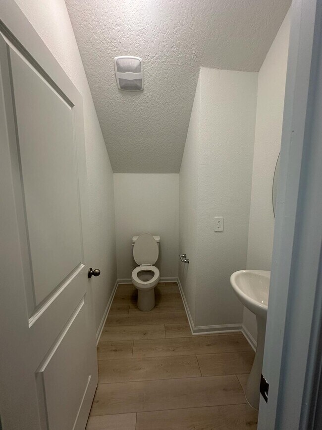 Building Photo - 572 Silver Landing Dr