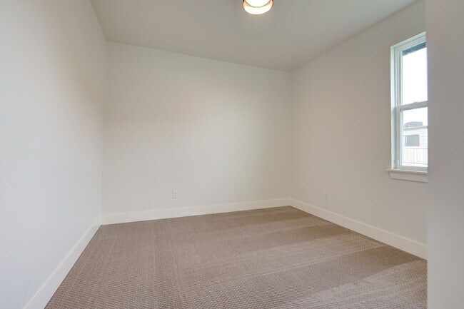 Building Photo - 2101 Dax Ln
