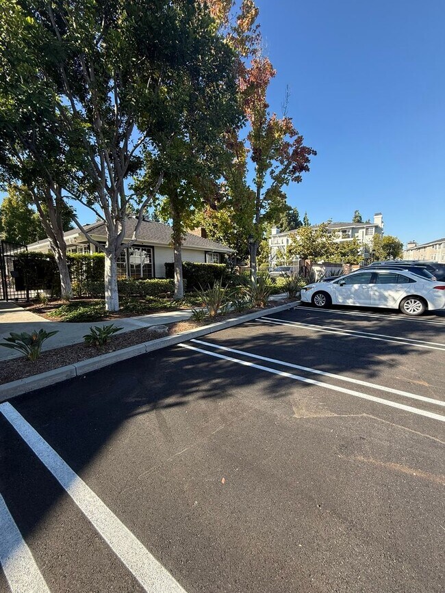 Building Photo - **Charming 1bed 1bath Condo located in the desirable Canyon Villa Community**