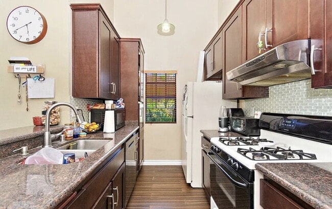 Building Photo - Well-maintained 1 bedroom, 1 bathroom cond...