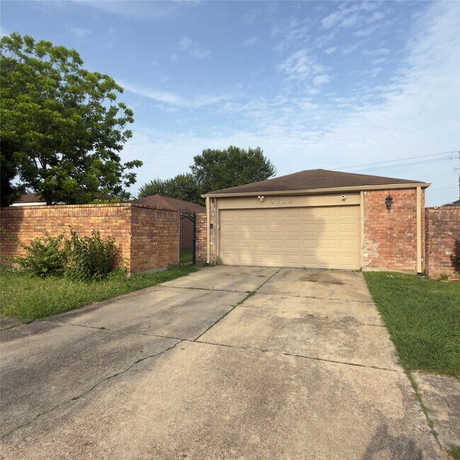 Building Photo - 8719 Beau Monde Dr