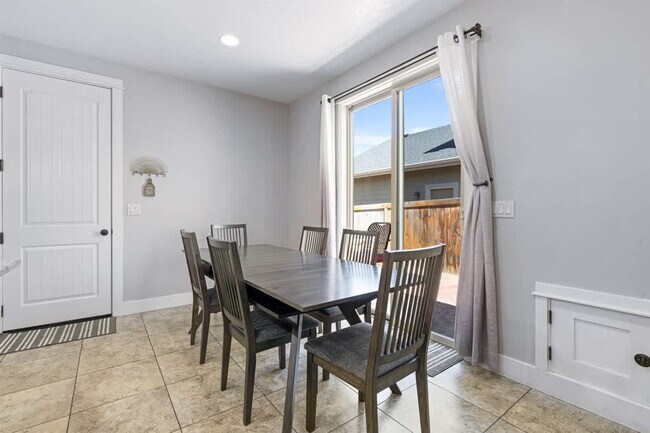 Building Photo - 2965 N LeBlanc Way