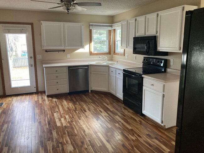 Building Photo - Spacious 3 Bedroom 2.5 Bath Home- Located ...