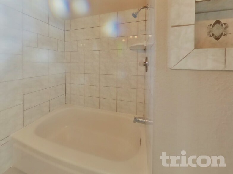 Building Photo - 916 Jacobsen St