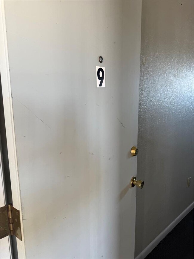 Building Photo - 1020 S Rock Island Ave