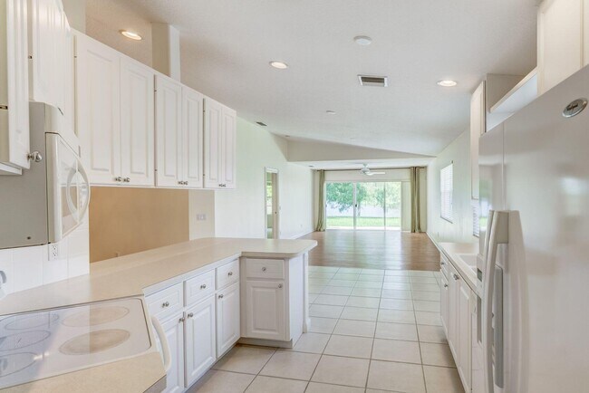 Building Photo - 923 Magdalena Rd