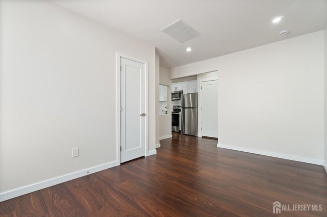 Building Photo - 826 George St