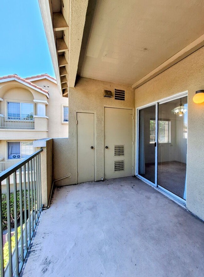 Building Photo - Beautiful Second Floor 3bd Condo w/Detached Garage & Pool