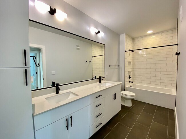 Building Photo - Stylish 3 Bedrooms 2 Bathrooms with Top-Tier Amenities Condo in East Austin!!!