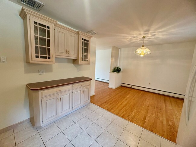 Building Photo - 3 Bedroom 1.5 Bathroom in Harrisburg -Cent...