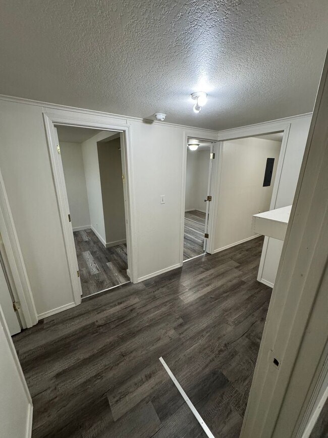 Building Photo - Charming 3-Bedroom with fresh new interior!