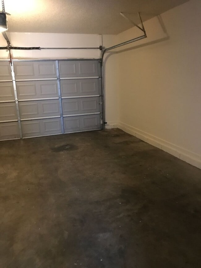 Building Photo - Charming Home Nestled in Springfield - 3 b...