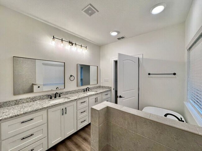 Building Photo - Stunning 3/2/2 on the Outskirts of Lindale!