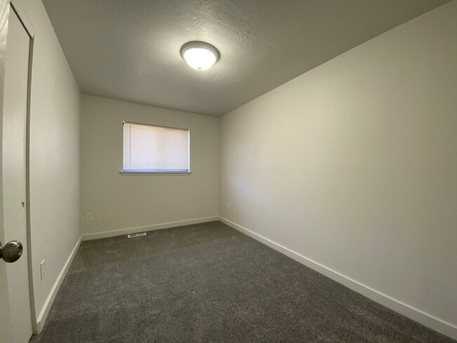 Building Photo - 3bed, 1bath, 1,000sq.ft. single car garage home - Emmett