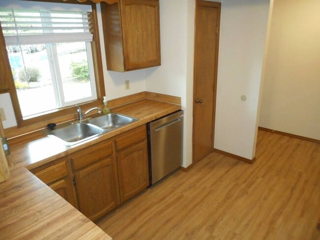 Building Photo - Cul-de-Sac Comfort Meets South Salem Charm
