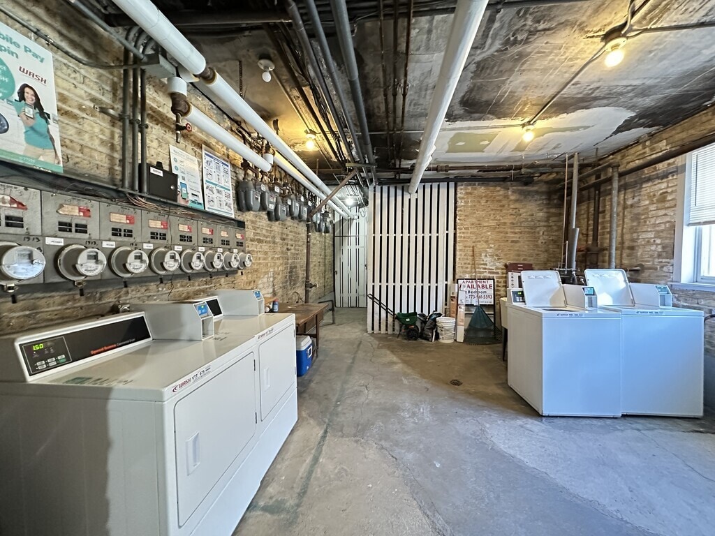 Building Photo - 1907 W Larchmont Ave