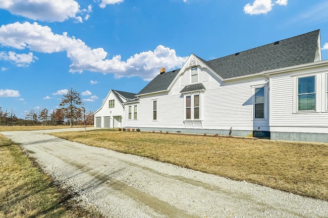 Building Photo - NEW LISTING-5 bedroom, 3 bathroom farmhouse-DeLand, Illinois