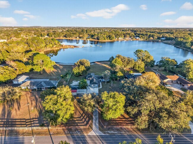 Building Photo - Lakefront 4-Bedroom Home for Rent in Beautiful Umatilla, FL