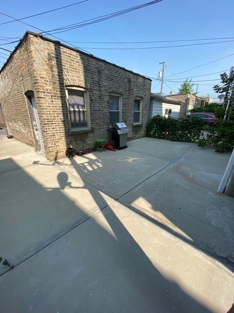 Building Photo - 5114 N Kimball Ave