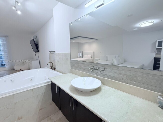 Building Photo - 2301 Collins Ave
