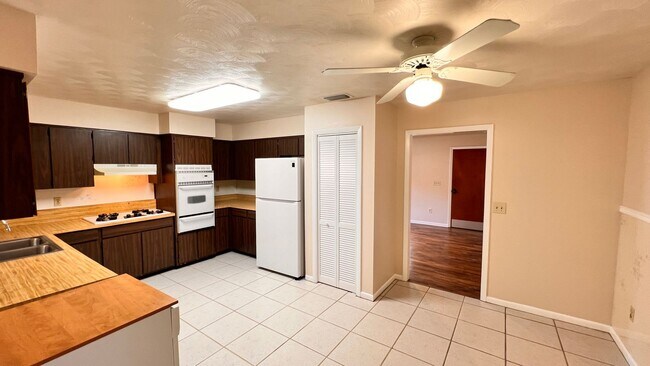 Building Photo - Modern Comfort Meets Prime Location – Spac...