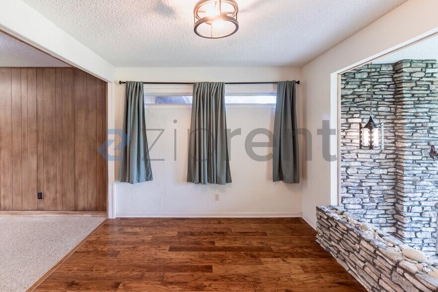 Building Photo - Unit