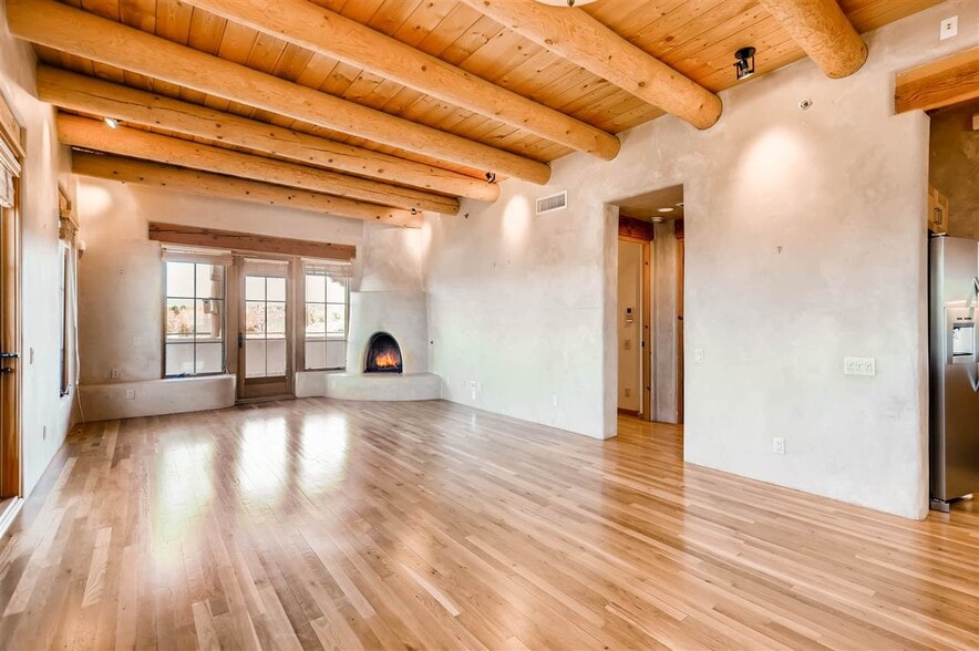 Living room with kiva - 13 Plaza Nueva