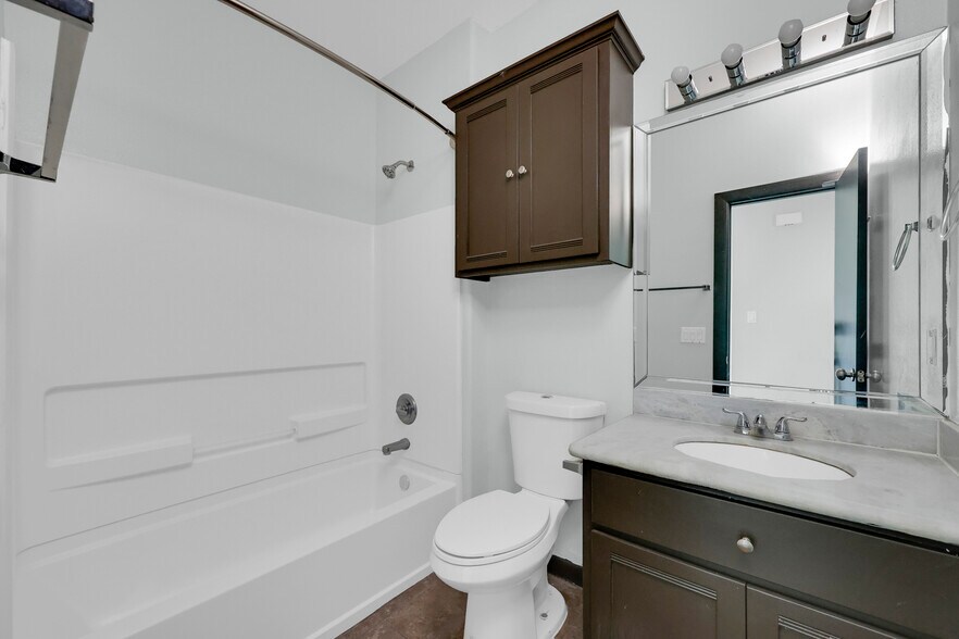 Guest bathroom. 2nd bathroom. - 801 E Daffodil