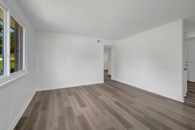 Building Photo - Furnished, remodeled 2BR near Nashville hospitals, all utilities and WiFi included, updated kitch...