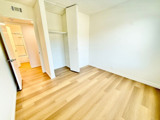 Building Photo - 4661 Larwin Ave