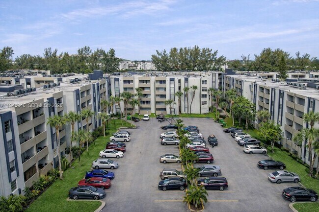 Building Photo - 10000 NW 80th Ct