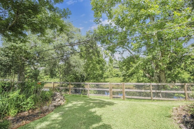 Building Photo - 536 Oak Dr