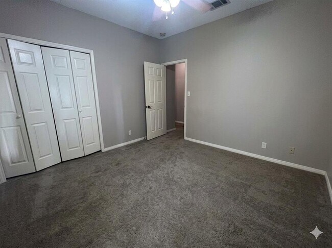 Building Photo - 903 Oakwood Dr
