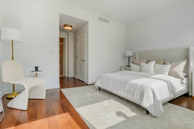 Building Photo - 800 AVENUE AT Port