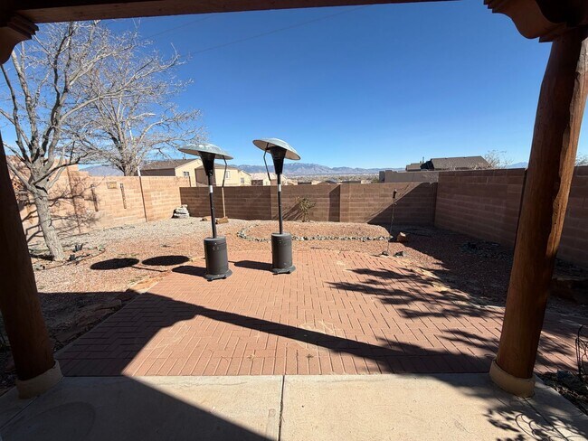 Building Photo - 3-Bedroom House!