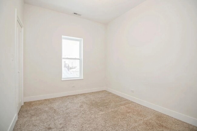 Building Photo - 2959 N Hamlin Ave