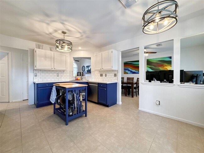 Building Photo - 5202 Spring Cir Dr