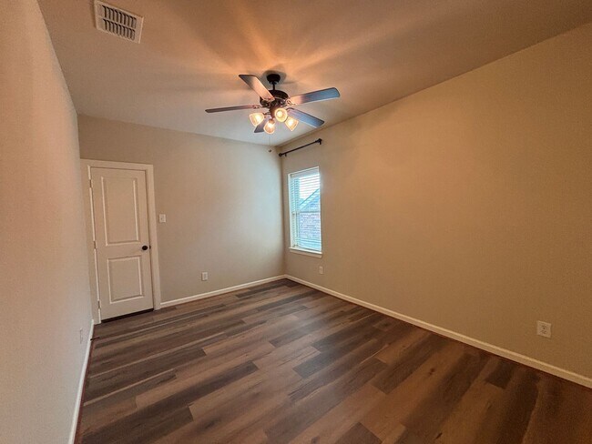 Building Photo - 5 BR/4BA | Updated Single Family Home | 2-Car Garage | Gated backyard